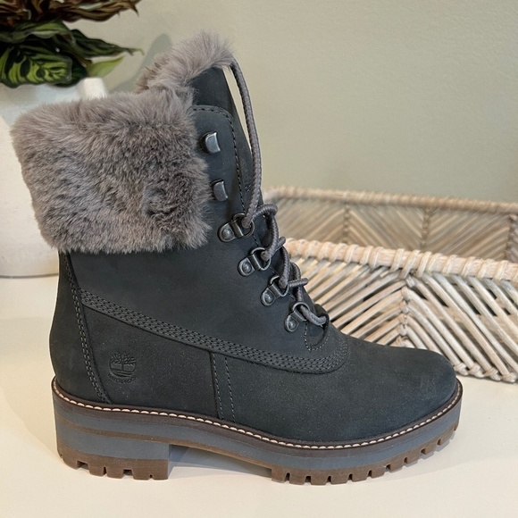 TIMBERLAND Women's Courmayeur Valley 6" Faux Fur Waterproof Lug Sole Boots 7 - Picture 2 of 4